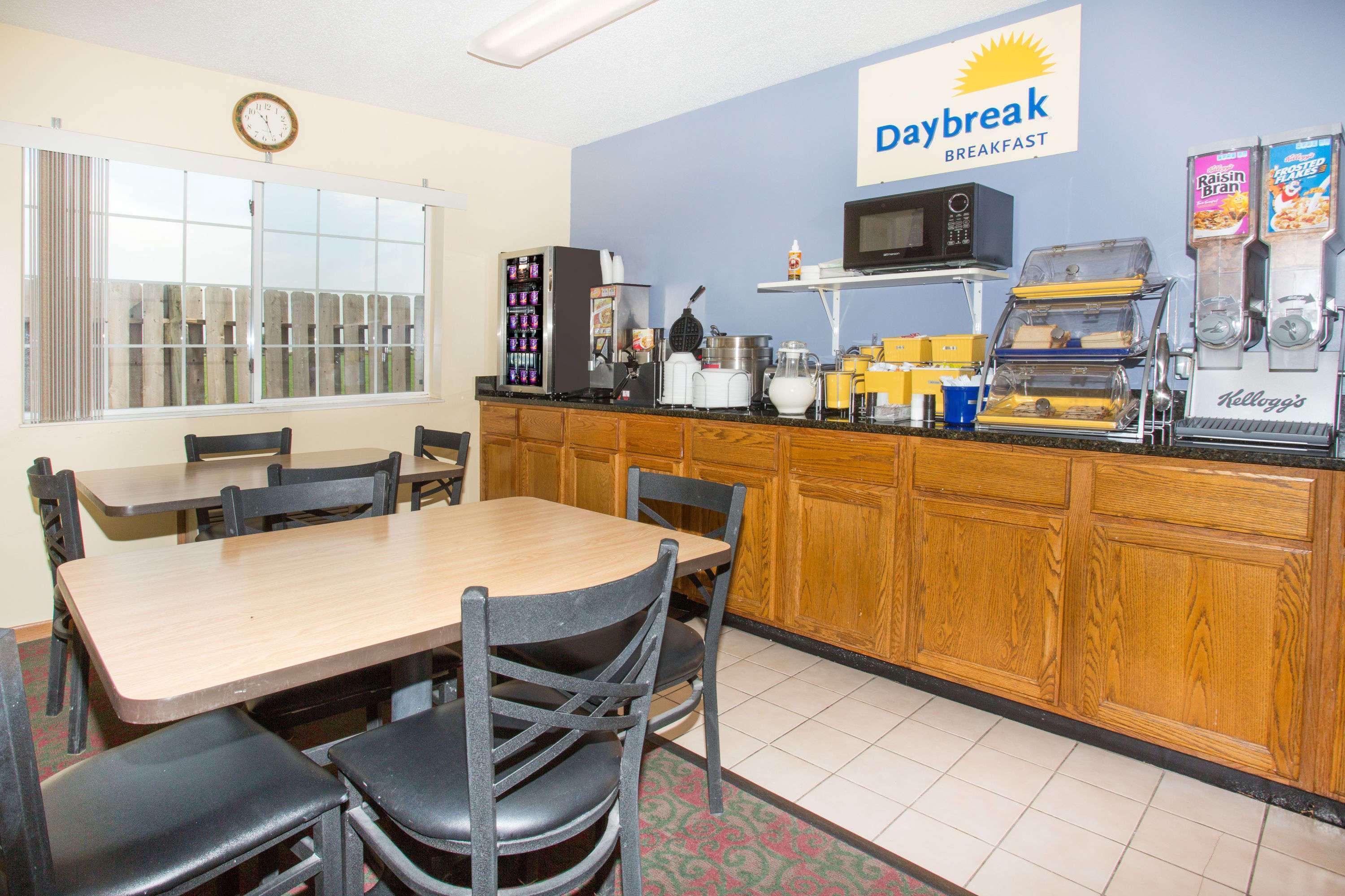 Days Inn By Wyndham Lexington Ne Eksteriør billede